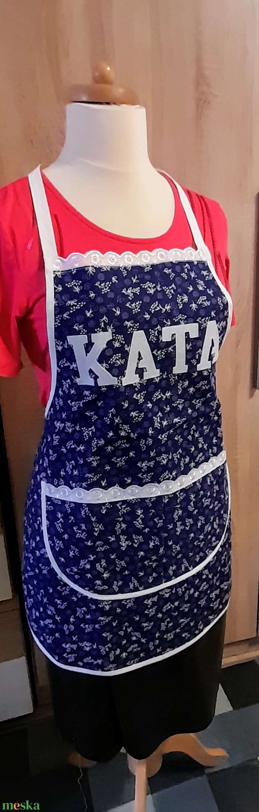 Névre szóló kékfestő mintás kötény madéra csipkével - otthon & életmód - konyhafelszerelés, tálalás - konyhai textil - kötény - Meska.hu Névre szóló kékfestő mintás kötény madéra csipkével - otthon & életmód - konyhafelszerelés, tálalás - konyhai textil - kötény - Meska.hu