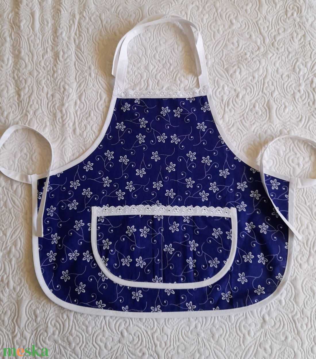 Kékfestő mintás gyerek kötény madéra csipkével - otthon & életmód - konyhafelszerelés, tálalás - konyhai textil - kötény - Meska.hu