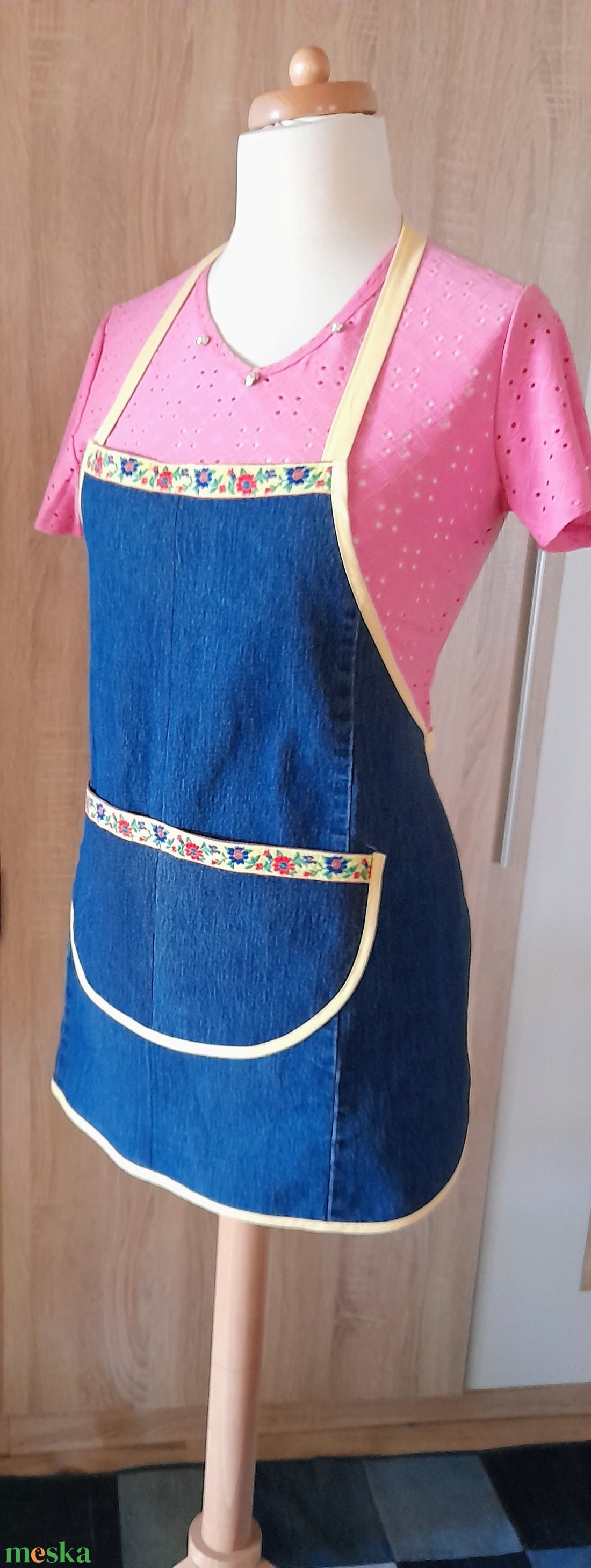 Női kék farmer kötény sárga szegővel - otthon & életmód - konyhafelszerelés, tálalás - konyhai textil - kötény - Meska.hu