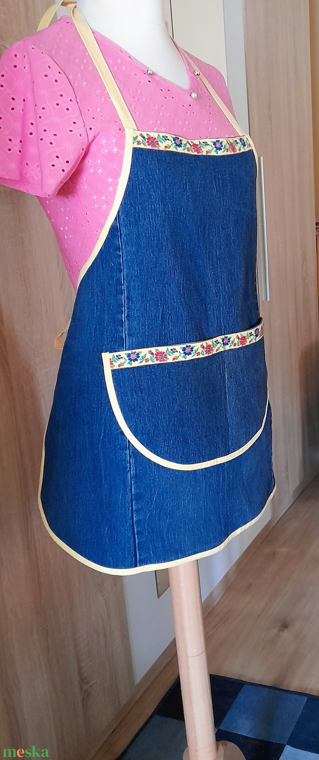 Női kék farmer kötény sárga szegővel - otthon & életmód - konyhafelszerelés, tálalás - konyhai textil - kötény - Meska.hu