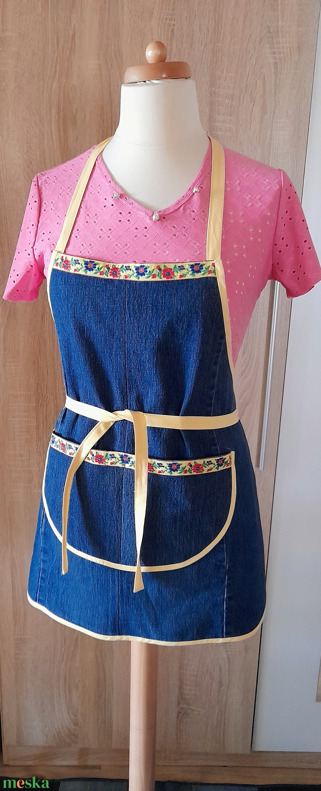 Női kék farmer kötény sárga szegővel - otthon & életmód - konyhafelszerelés, tálalás - konyhai textil - kötény - Meska.hu