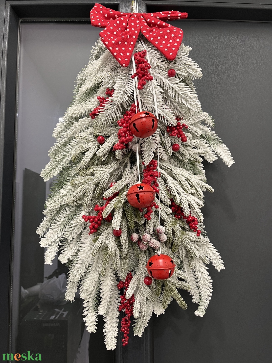 Piros-fehér, havas, műfenyős kopogtató - karácsony - adventi díszek - adventi ajtódísz - Meska.hu