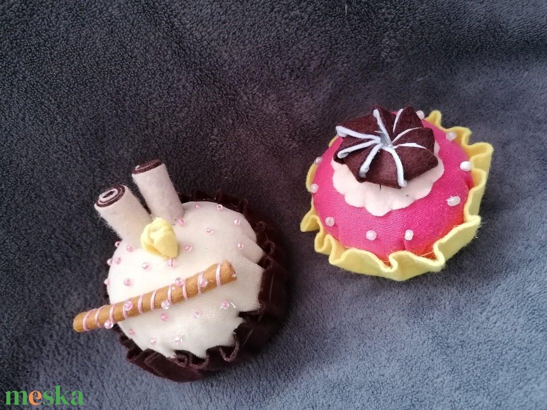 Cukrász szett, kiwi tortaszelet, muffinokkal filc sütik - játék & sport - szerepjáték - Meska.hu Cukrász szett, kiwi tortaszelet, muffinokkal filc sütik - játék & sport - szerepjáték - Meska.hu