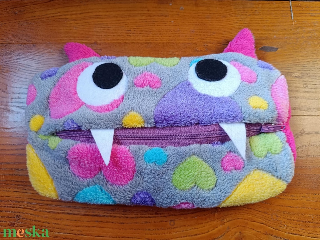 plüss tolltartó szörnyecskés,puha ,színes anyagból - otthon & életmód - papír, írószer - tolltartó & ceruzatekercs - Meska.hu