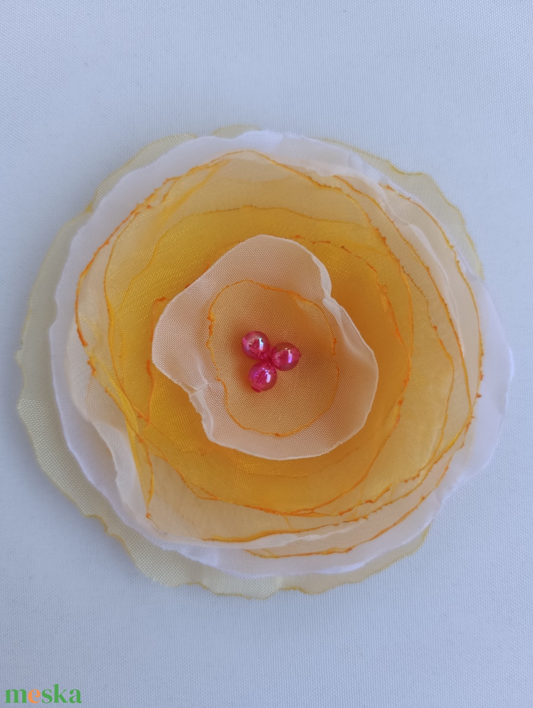 Frihanna légies óriás organza kitűzője napsárga, fehér és pink színben  - ékszer - kitűző és bross - Meska.hu