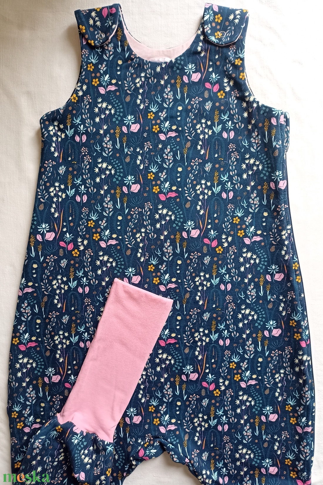 104-110-116-os átmeneti tipegő hálózsák pamut melegebb szobába 23-25 fokba sötétkék virágos - baba - mama - babaruházat - tipegőhálózsák - Meska.hu