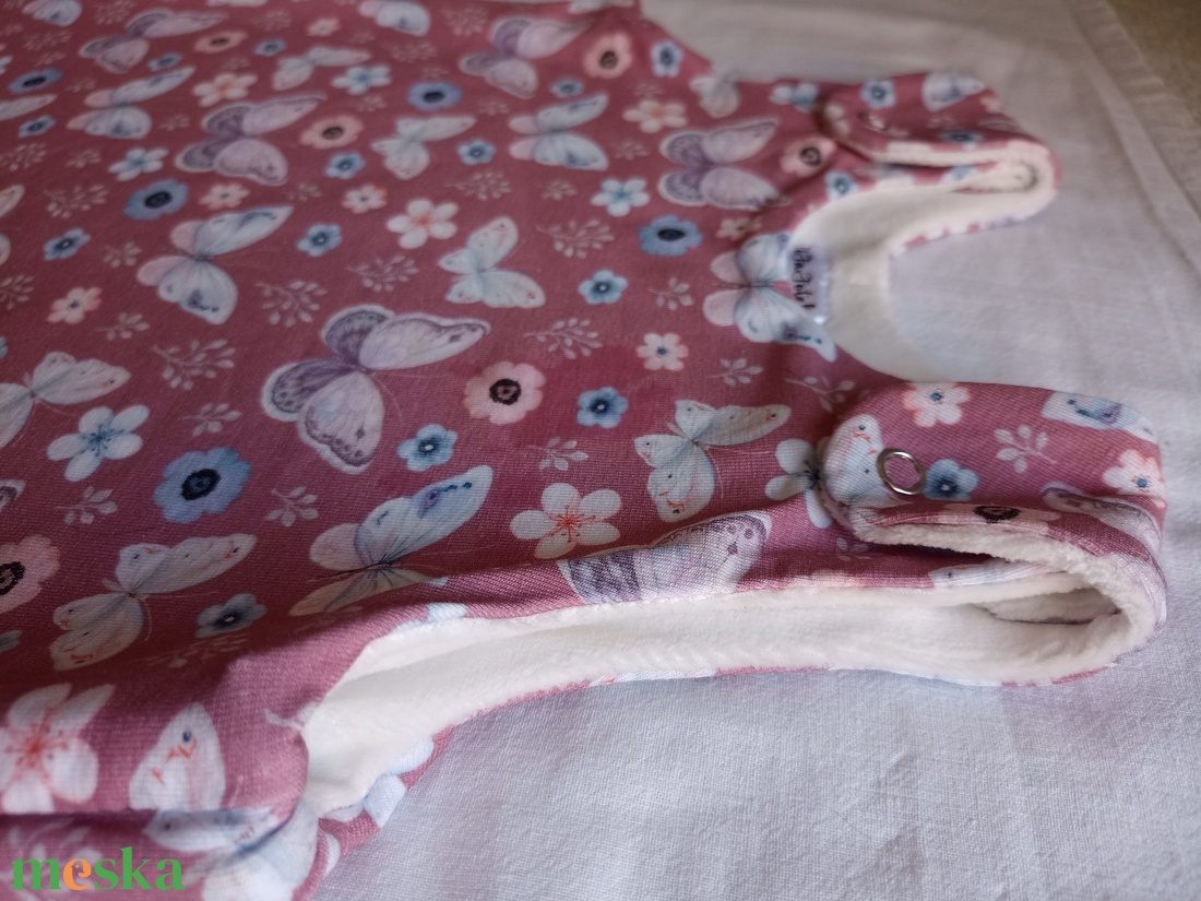 74-80-86-os Őszi téli tipegő hálózsák 21-23 fokba kétrétegű pamut bolyhos béléssel mályva pillangós - baba - mama - babaruházat - tipegőhálózsák - Meska.hu