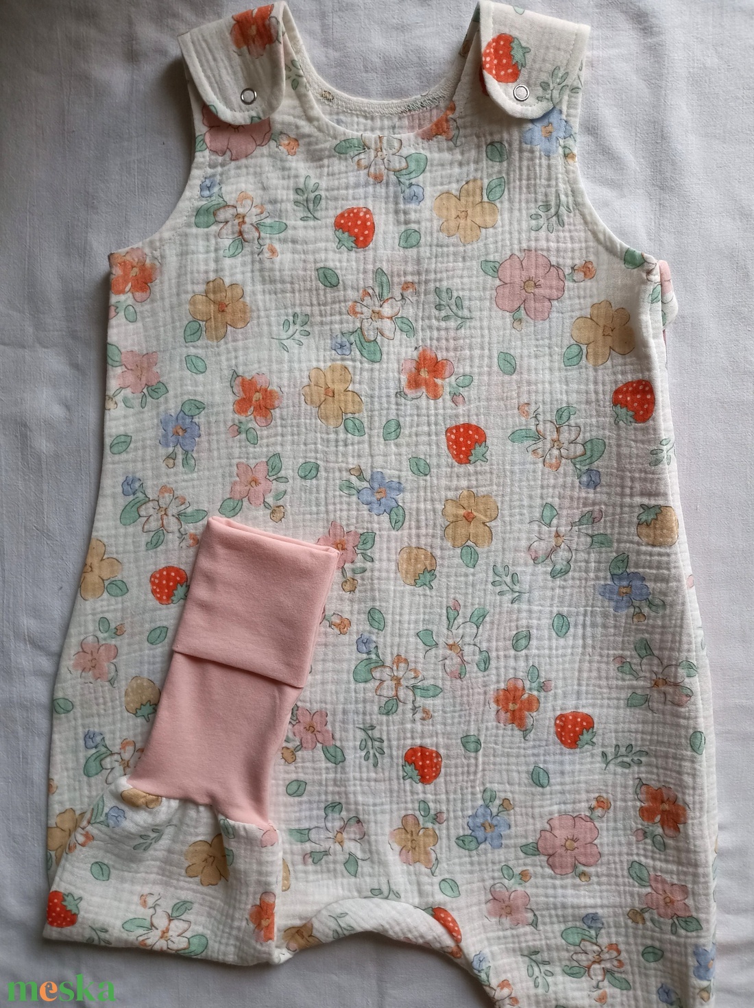 80-86-92-es muszlin tipegő hálózsák nyári duplagéz pamut epres virágos - baba - mama - babaruházat - tipegőhálózsák - Meska.hu