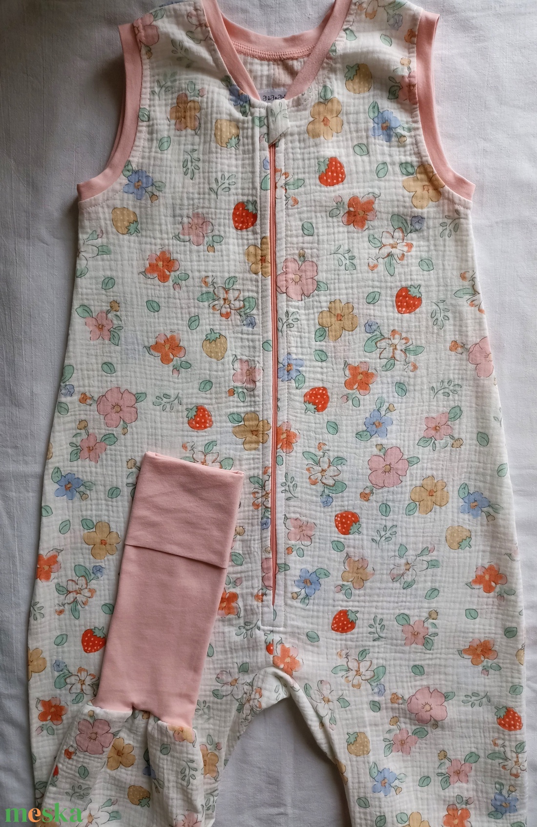 116-122-128-as Nyári muszlin tipegő hálózsák duplagéz epres virágos - baba - mama - babaruházat - tipegőhálózsák - Meska.hu