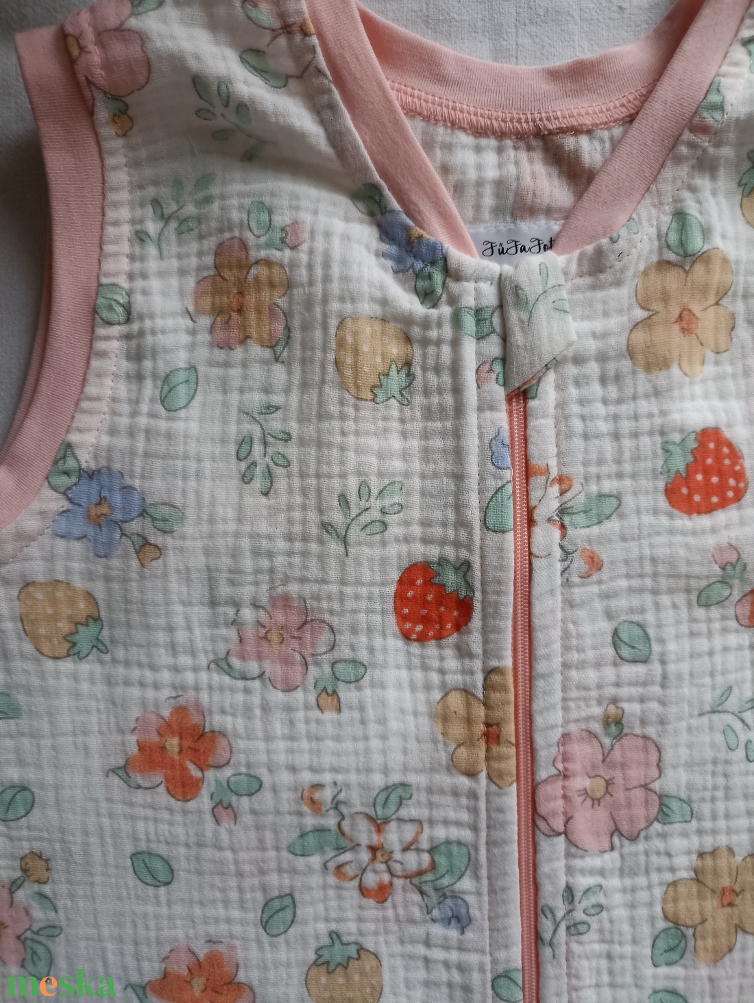 116-122-128-as Nyári muszlin tipegő hálózsák duplagéz epres virágos - baba - mama - babaruházat - tipegőhálózsák - Meska.hu