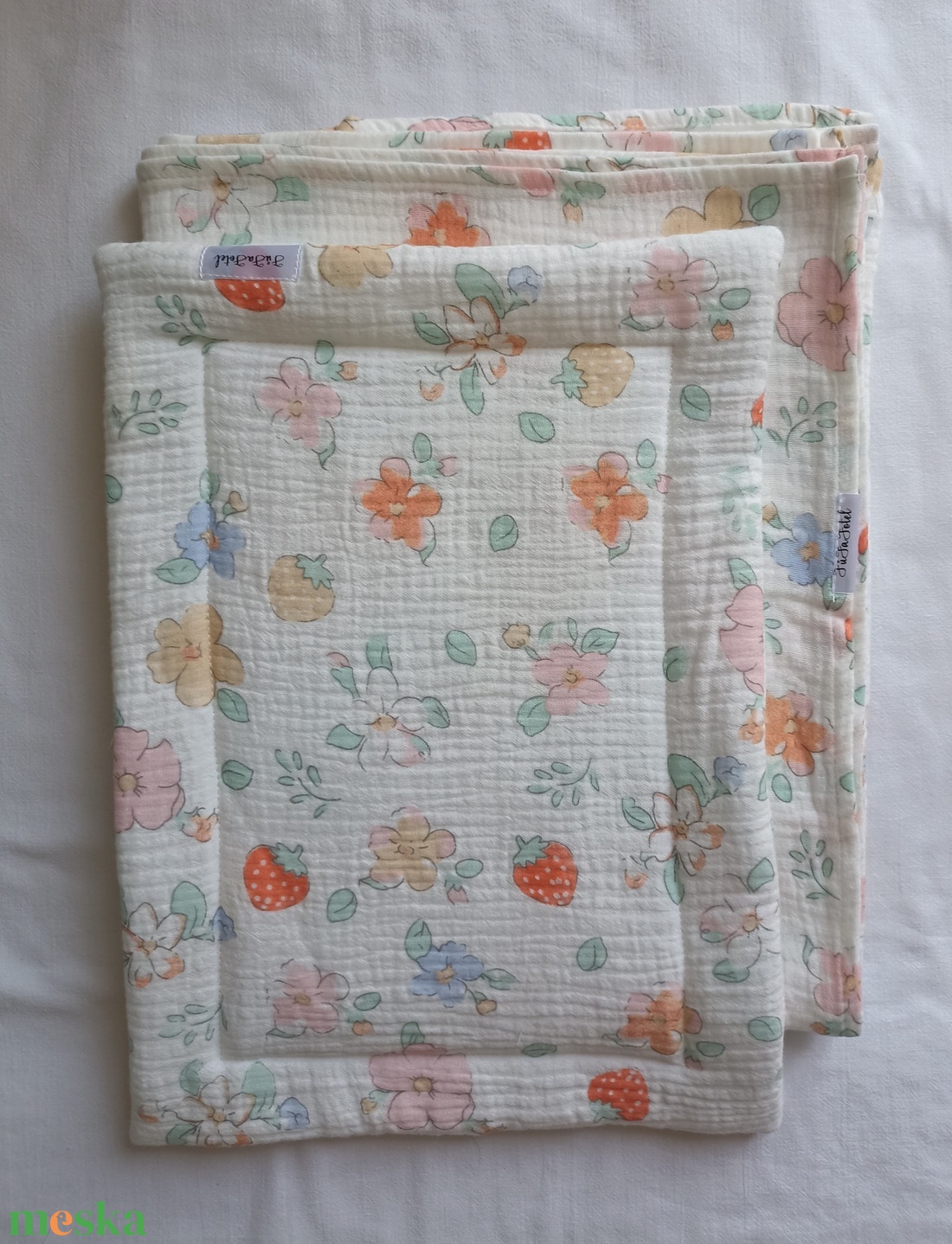 Nyári muszlin babaágynemű takaró + lapos párnácska kánikula duplagéz gyerektakaró 70x90 cm epres - baba - mama - baba ágynemű - szett kiságyba - Meska.hu