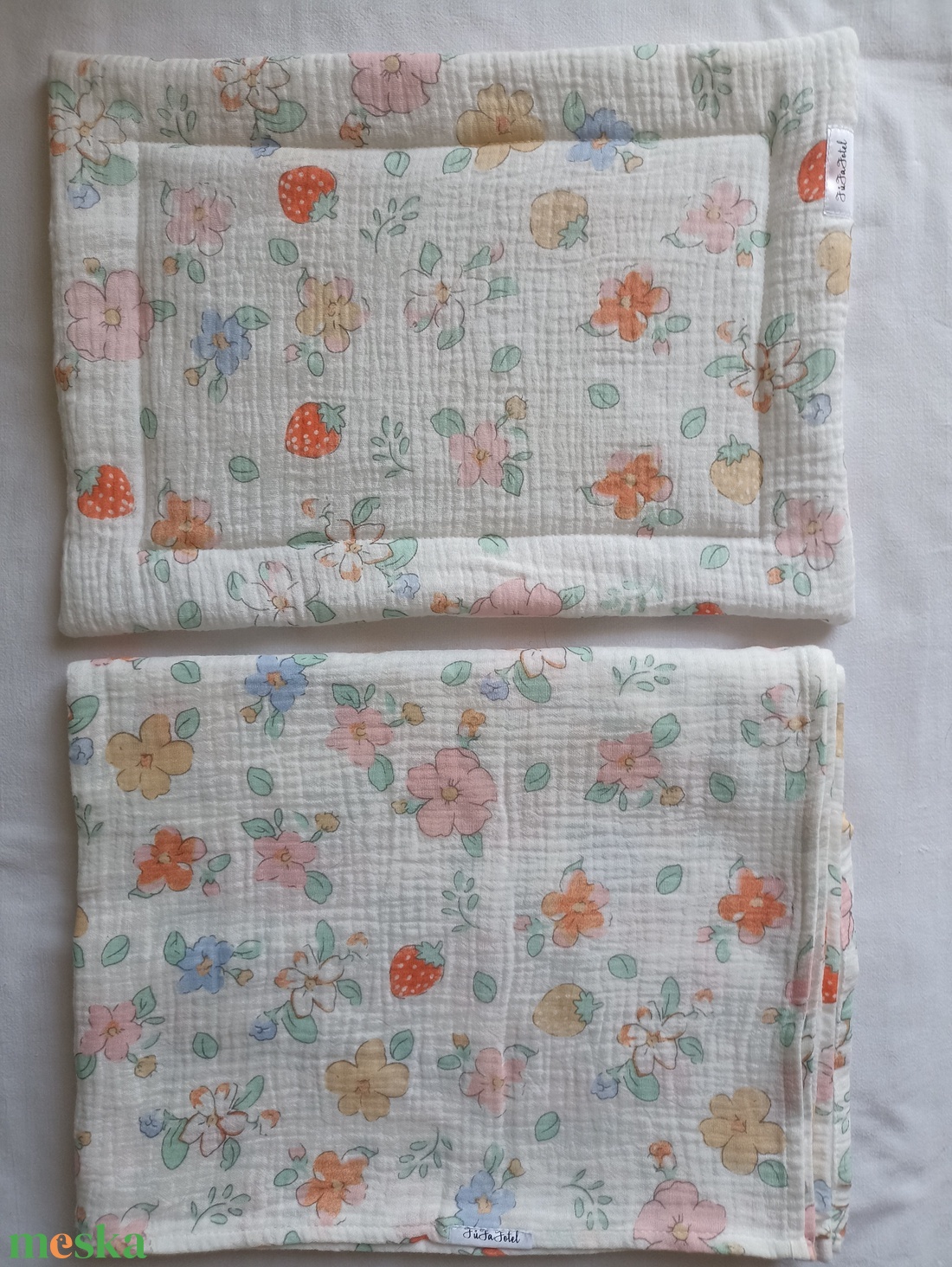 Nyári muszlin babaágynemű takaró + lapos párnácska kánikula duplagéz gyerektakaró 70x90 cm epres - baba - mama - baba ágynemű - szett kiságyba - Meska.hu