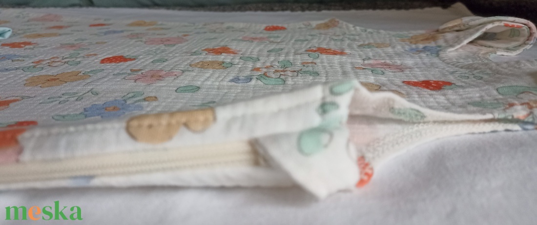 98-104-110-es nyári muszlin tipegő hálózsák duplagéz epres virágos - baba - mama - babaruházat - tipegőhálózsák - Meska.hu