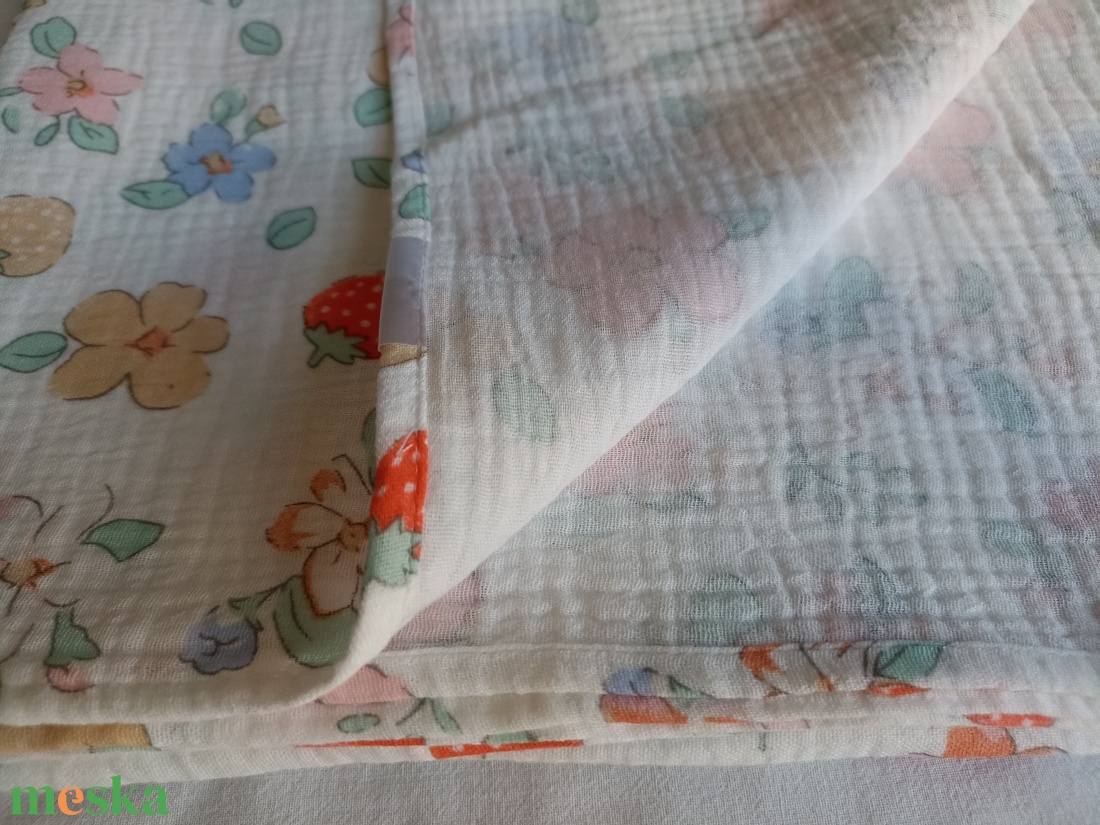 Nyári muszlin kánikula ovistakaró duplagéz gyerektakaró 100x130 cm epres - baba - mama - baba ágynemű - babatakaró, gyerek pléd - Meska.hu