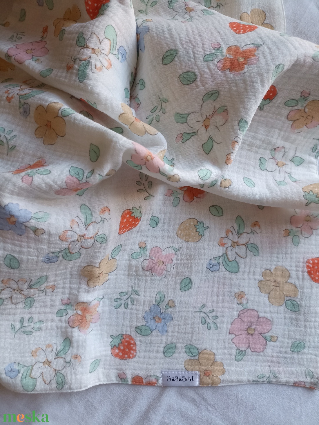 Kétrétegű muszlin babatakaró duplagéz nyári 70x90 cm epres - baba - mama - baba ágynemű - babatakaró, gyerek pléd - Meska.hu