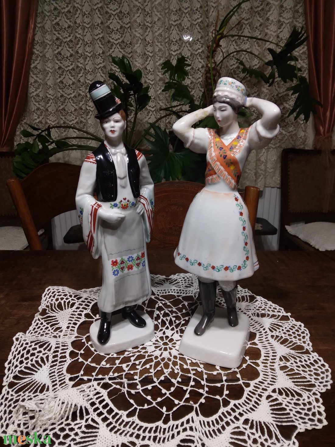 Porcelán nippek, csipke alátéttel - művészet - szobor - kerámia - Meska.hu