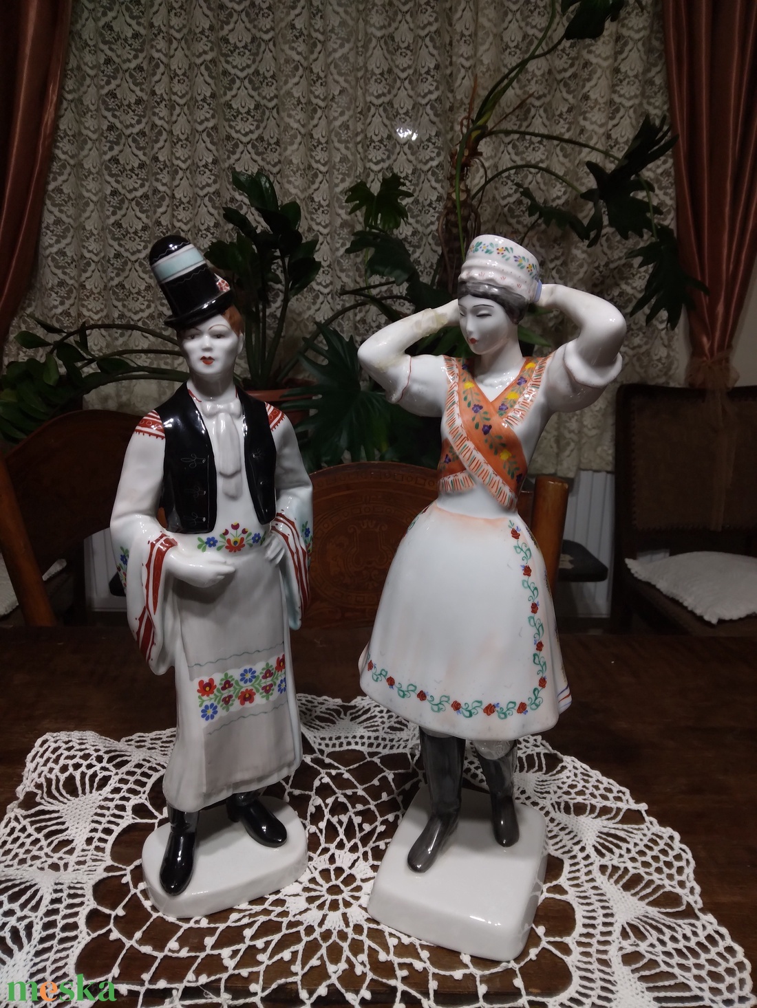 Porcelán nippek, csipke alátéttel - művészet - szobor - kerámia - Meska.hu