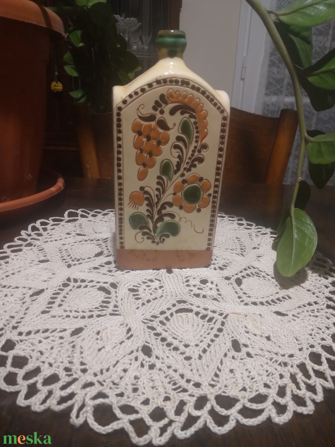 népművészeti butella, magassága: 17 cm. Ekrü színű kötött csipke  alátéttel, átmérője:: 28 cm. - művészet - szobor - kerámia - Meska.hu