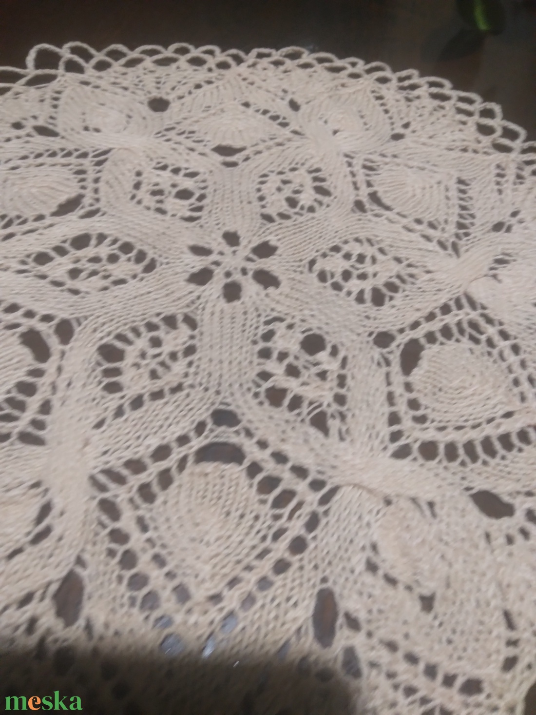 népművészeti butella, magassága: 17 cm. Ekrü színű kötött csipke  alátéttel, átmérője:: 28 cm. - művészet - szobor - kerámia - Meska.hu