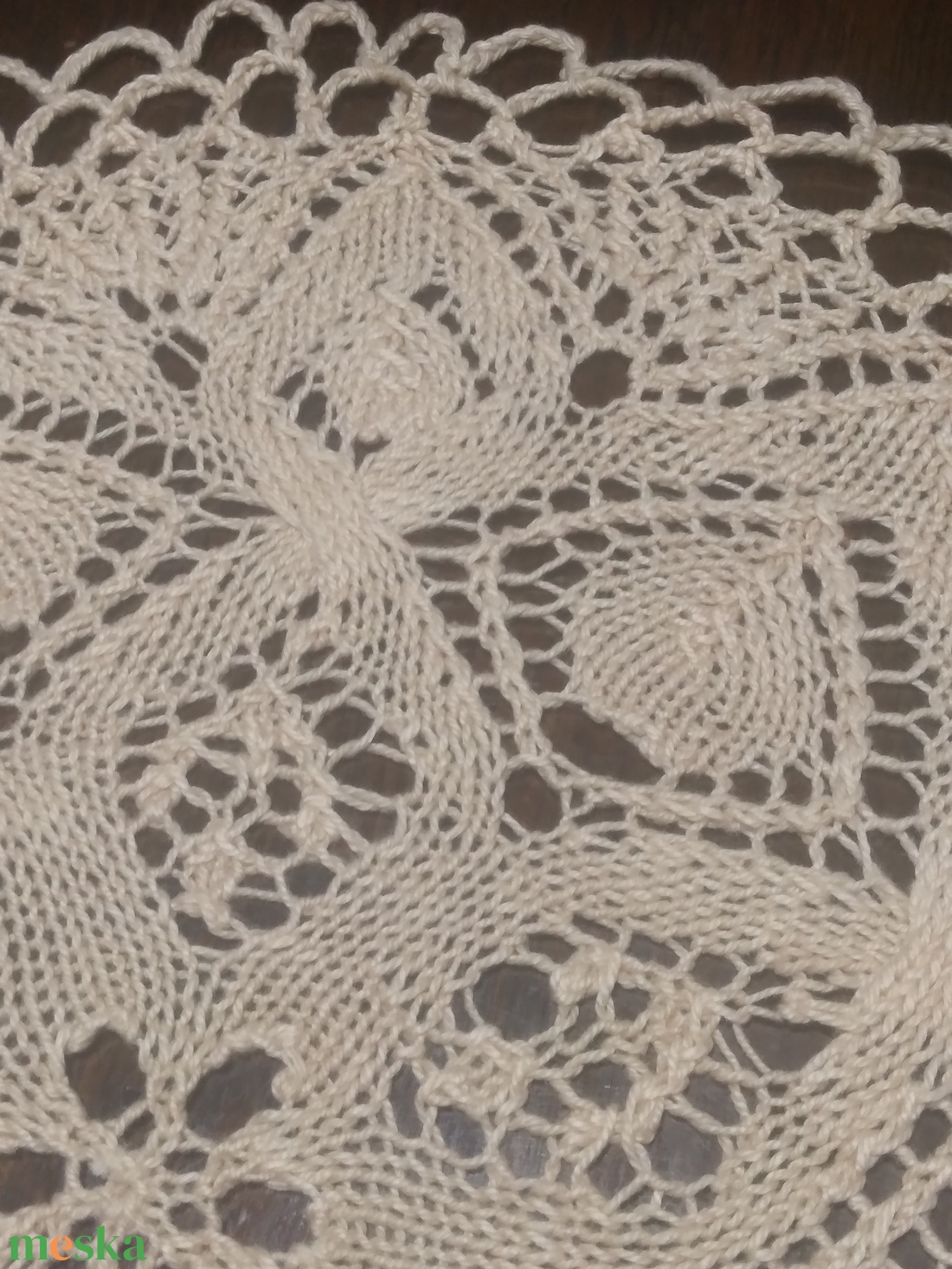 népművészeti butella, magassága: 17 cm. Ekrü színű kötött csipke  alátéttel, átmérője:: 28 cm. - művészet - szobor - kerámia - Meska.hu