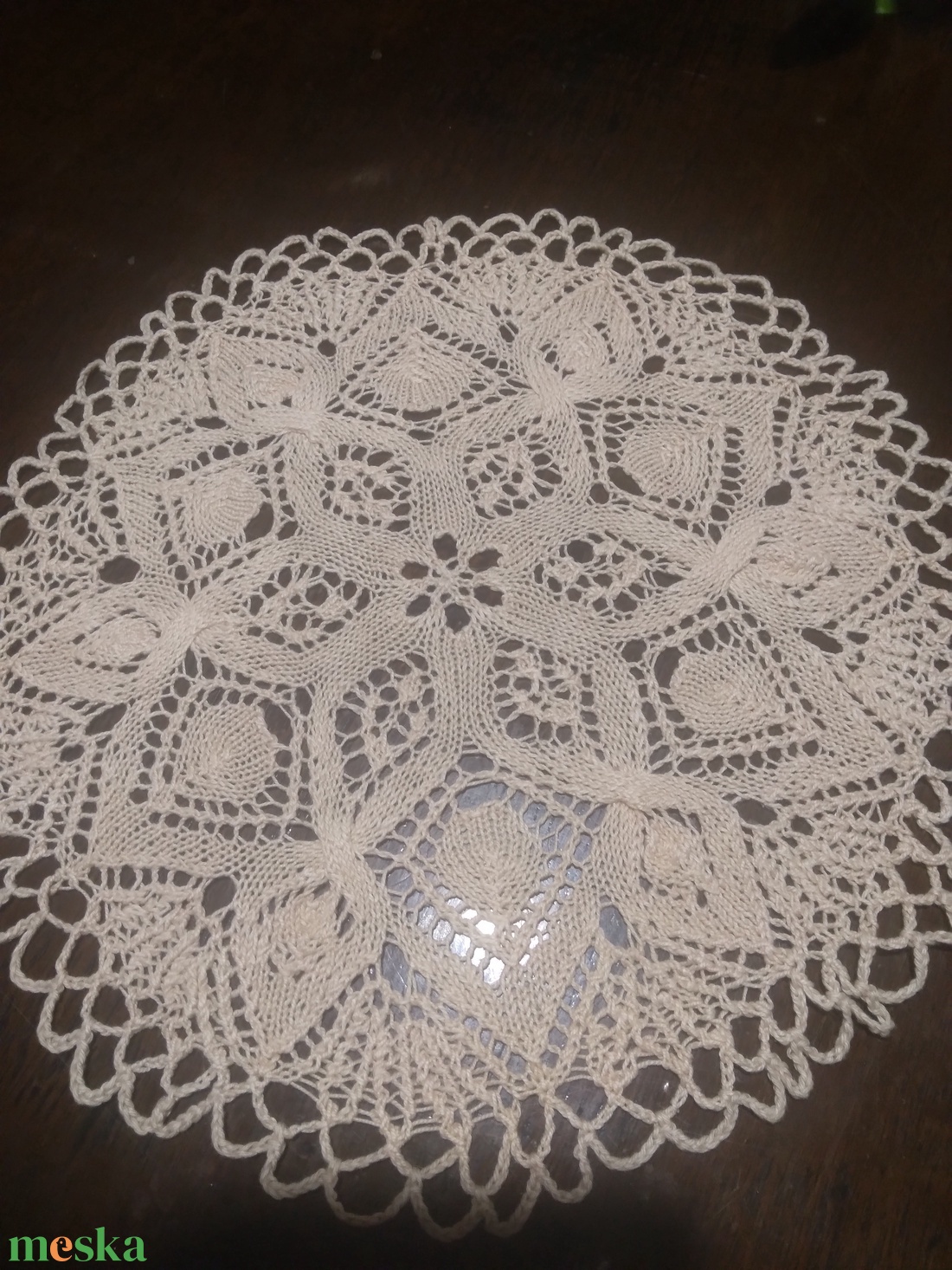 népművészeti butella, magassága: 17 cm. Ekrü színű kötött csipke  alátéttel, átmérője:: 28 cm. - művészet - szobor - kerámia - Meska.hu