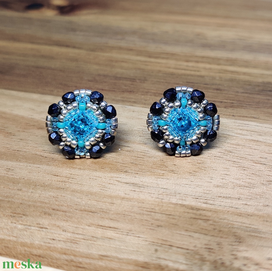 Virágos bedugós fülbevaló, kék - ékszer - fülbevaló - pötty fülbevaló - Meska.hu