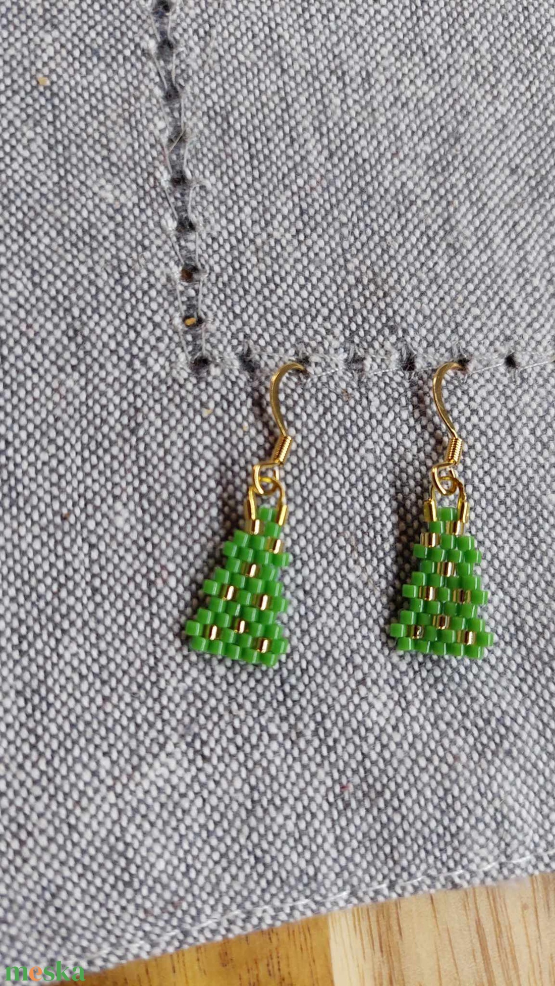 Karácsonyi móka - fenyő mini füli arany dísszel - ékszer - fülbevaló - lógó fülbevaló - Meska.hu