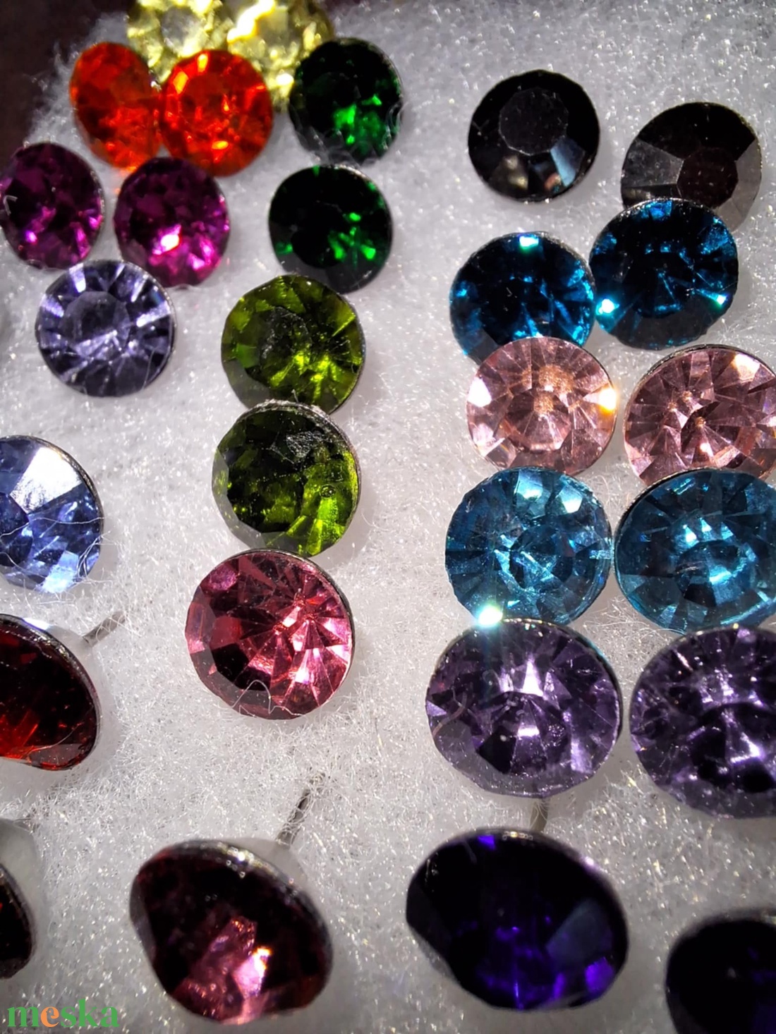 Színes pötty fülbevaló - ékszer - fülbevaló - pötty fülbevaló - Meska.hu