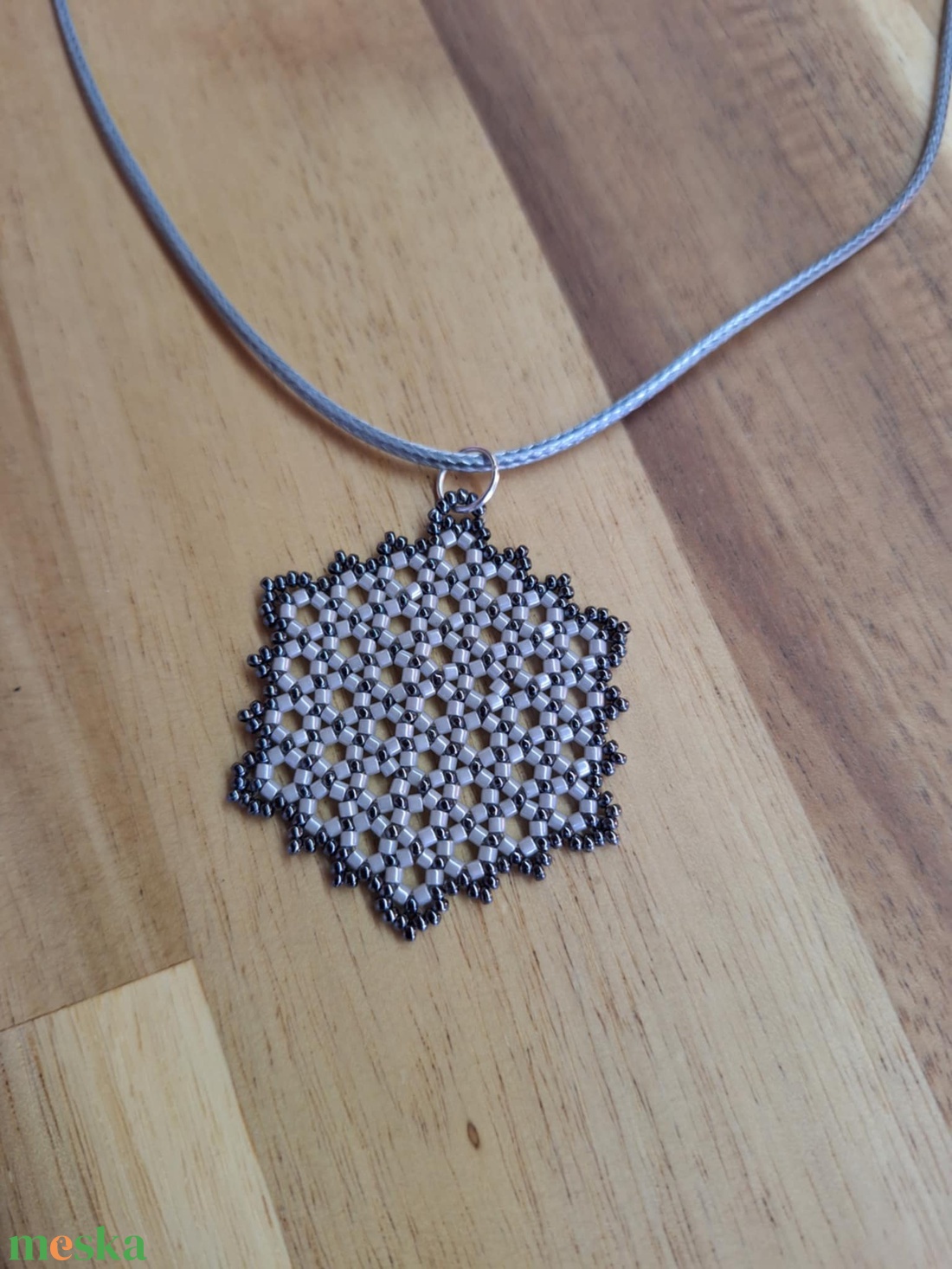 Kisvirágos medál (irizáló szürke, hematit) - ékszer - nyaklánc - medál - Meska.hu