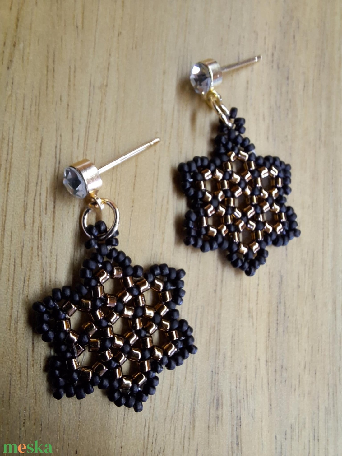 Kisvirágos fülbevaló (arany, fekete) - ékszer - fülbevaló - lógó fülbevaló - Meska.hu