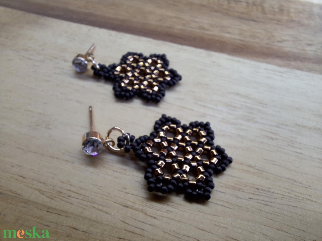 Kisvirágos fülbevaló (arany, fekete) - ékszer - fülbevaló - lógó fülbevaló - Meska.hu