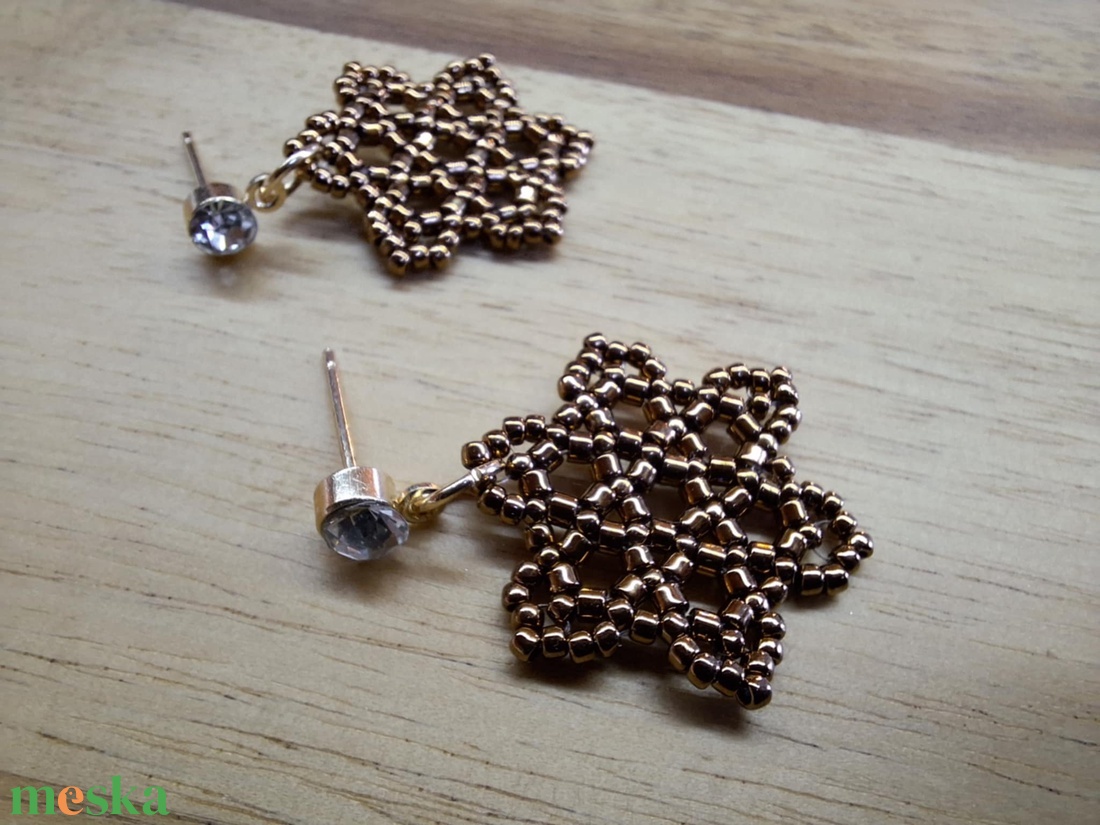 Kisvirágos fülbevaló (arany) - ékszer - fülbevaló - lógó fülbevaló - Meska.hu