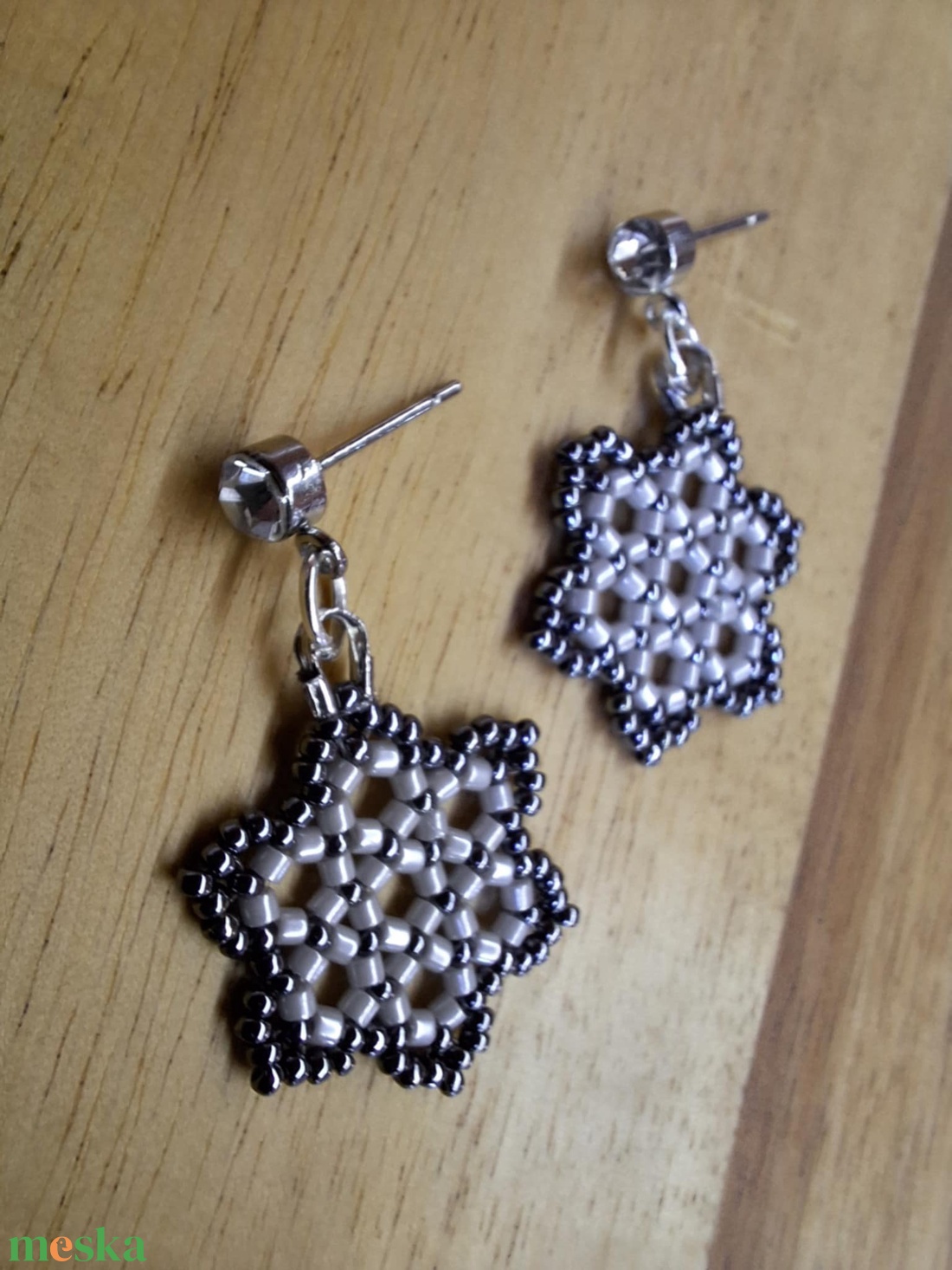 Kisvirágos rombusz fülbevaló (irizáló szürke, hematit) - ékszer - fülbevaló - lógó fülbevaló - Meska.hu