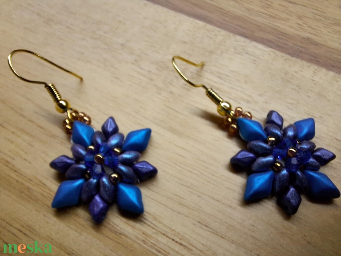 Havasi gyopár fülbevaló (kék) - ékszer - fülbevaló - lógó fülbevaló - Meska.hu