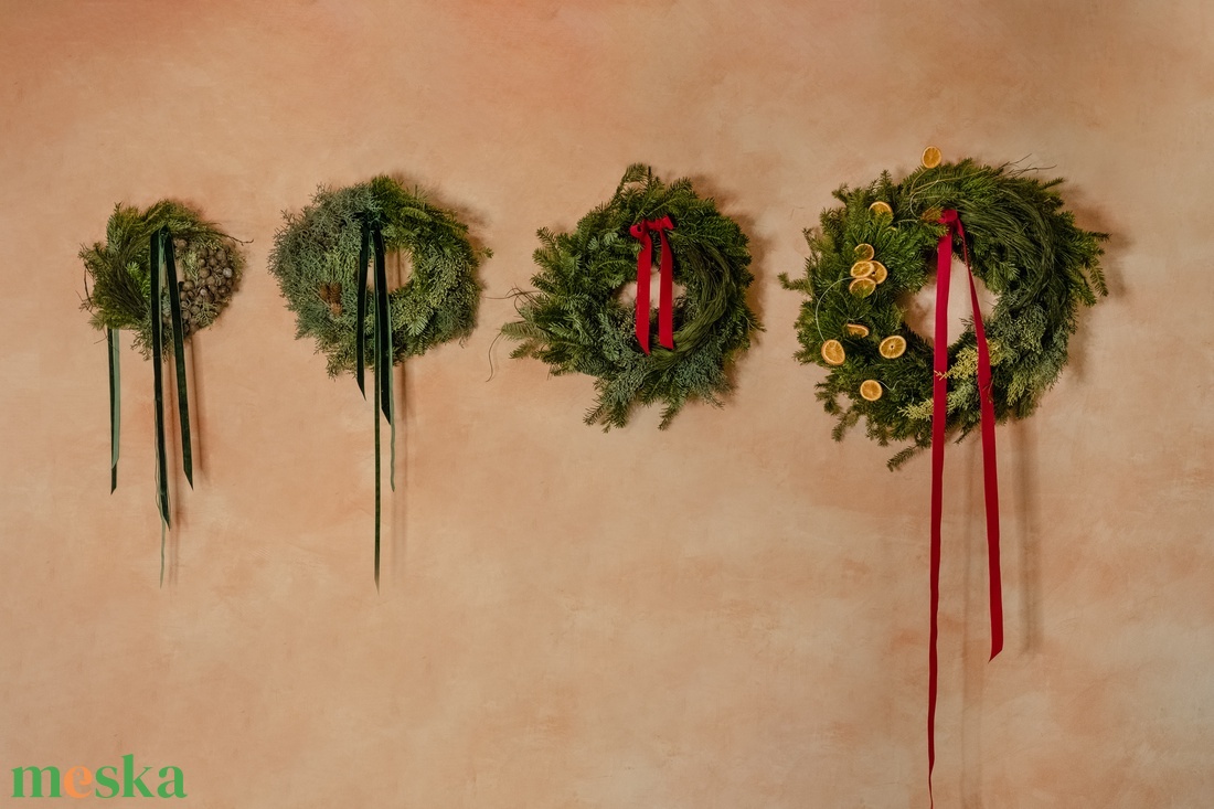 Karácsonyi kopogtató (fenyő, ciprus, toboz) - karácsony - karácsonyi lakásdekoráció - karácsonyi ajtódíszek - Meska.hu