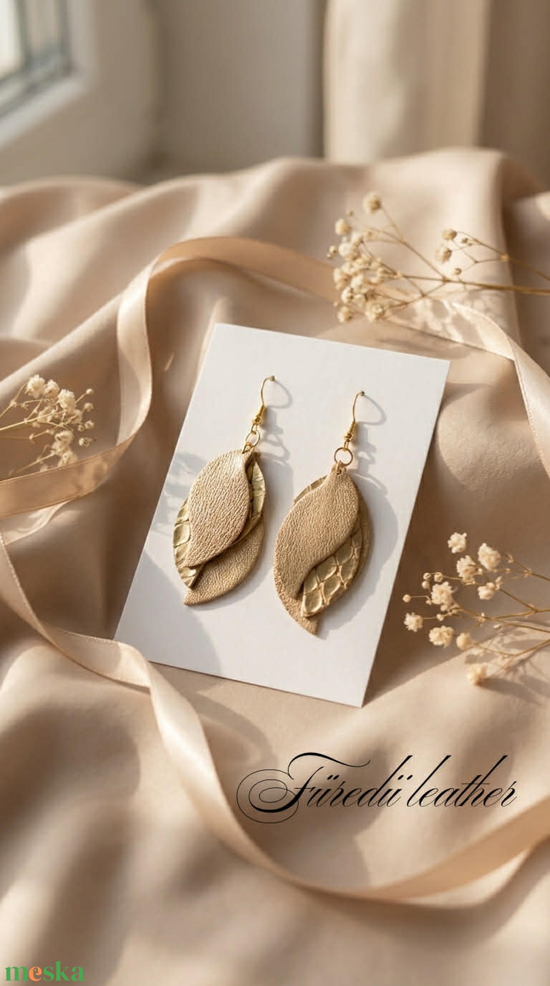 Arany lógós fülbevaló - ékszer - fülbevaló - lógó fülbevaló - Meska.hu