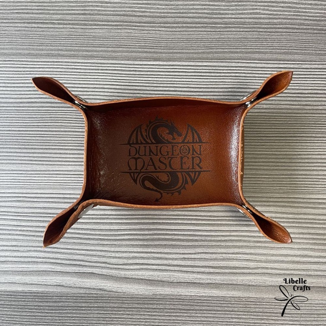 Sárkányos dungeon master feliratos kockadobó tálca - játék & sport - szerepjáték - Meska.hu