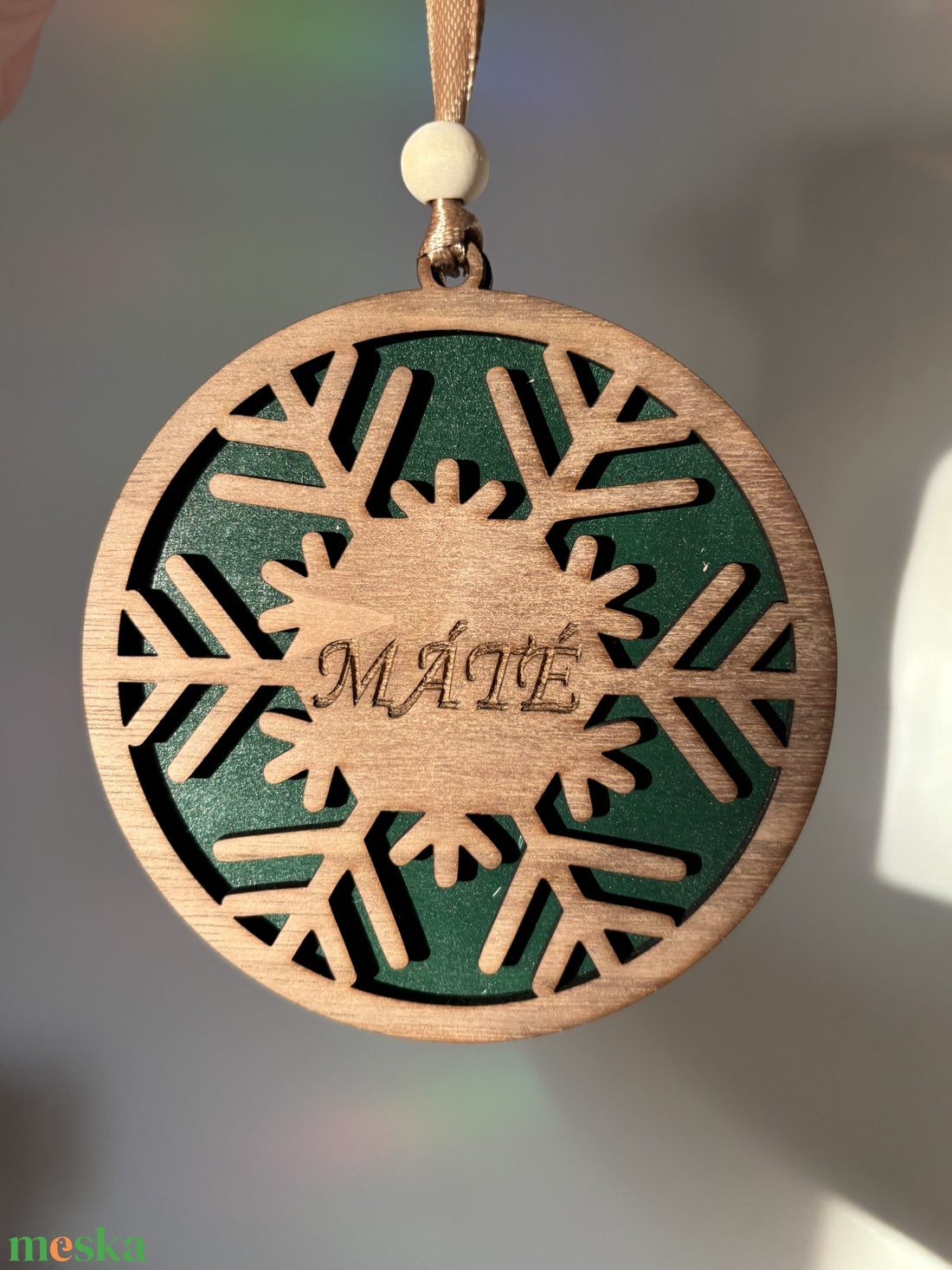 Gravírozott hópehely dísz névvel - karácsony - karácsonyi lakásdekoráció - karácsonyfadíszek - Meska.hu