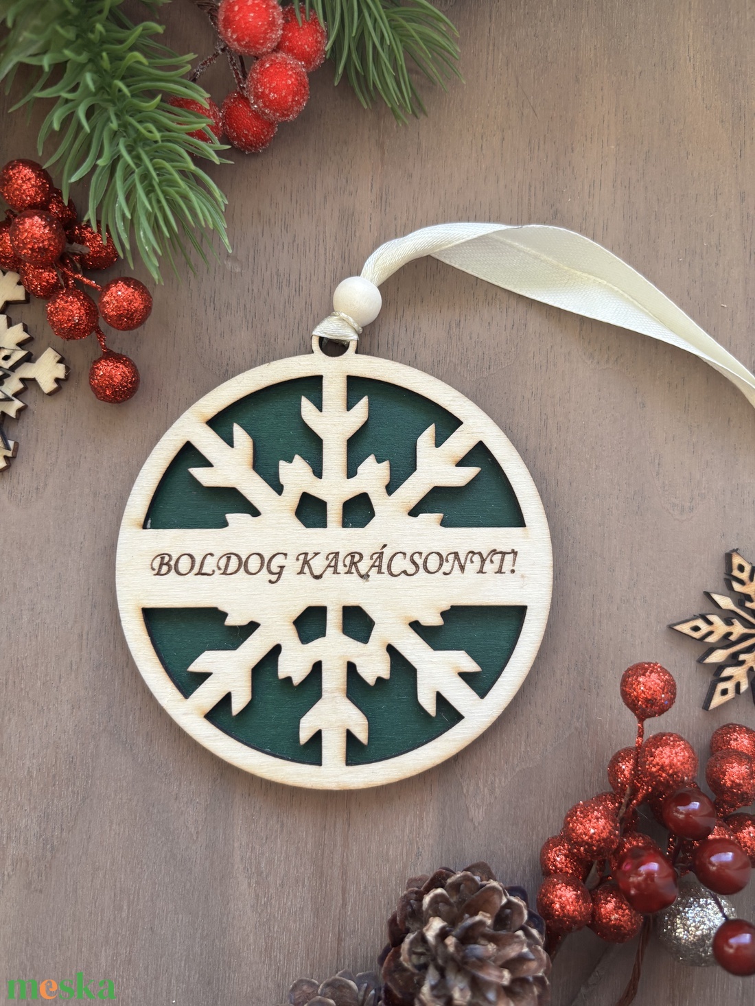 Egyedi fa hópehely dísz névgravírozással - karácsony - karácsonyi lakásdekoráció - karácsonyfadíszek - Meska.hu
