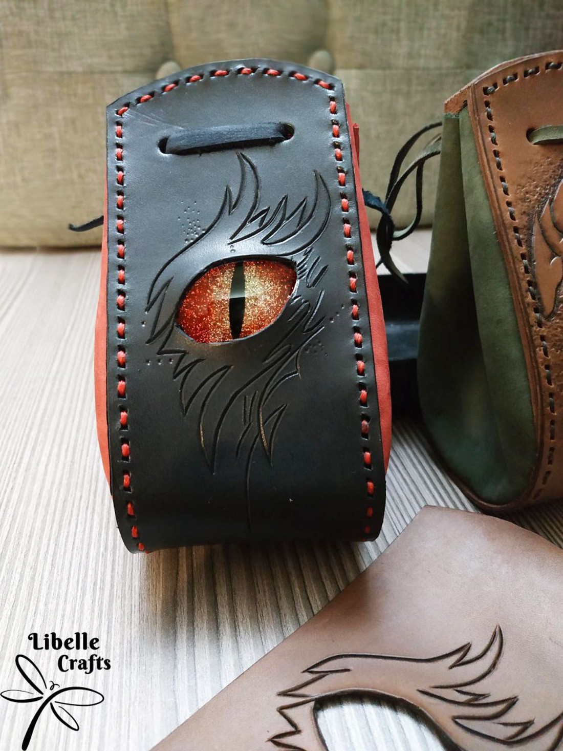 Sárkányszemes kockatartó szütyő - PIROS szemmel - játék & sport - táblajáték és kártyajáték - társasjátékok - dobókocka - Meska.hu