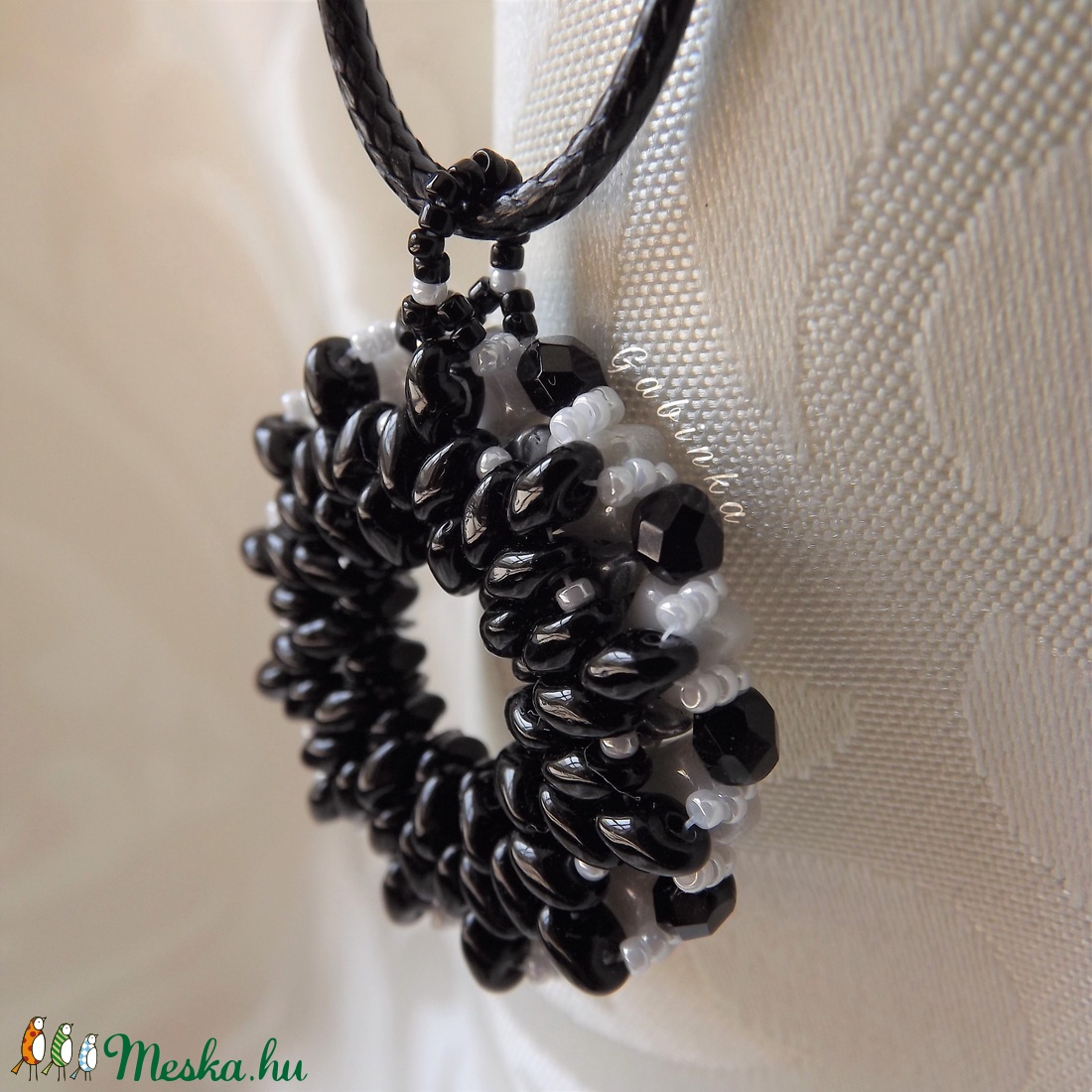 Feketén-fehéren nyaklánc - ékszer - nyaklánc - medálos nyaklánc - Meska.hu