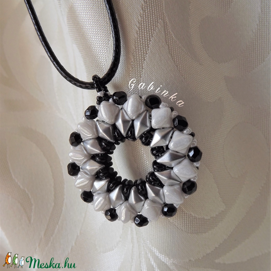 Feketén-fehéren nyaklánc - ékszer - nyaklánc - medálos nyaklánc - Meska.hu