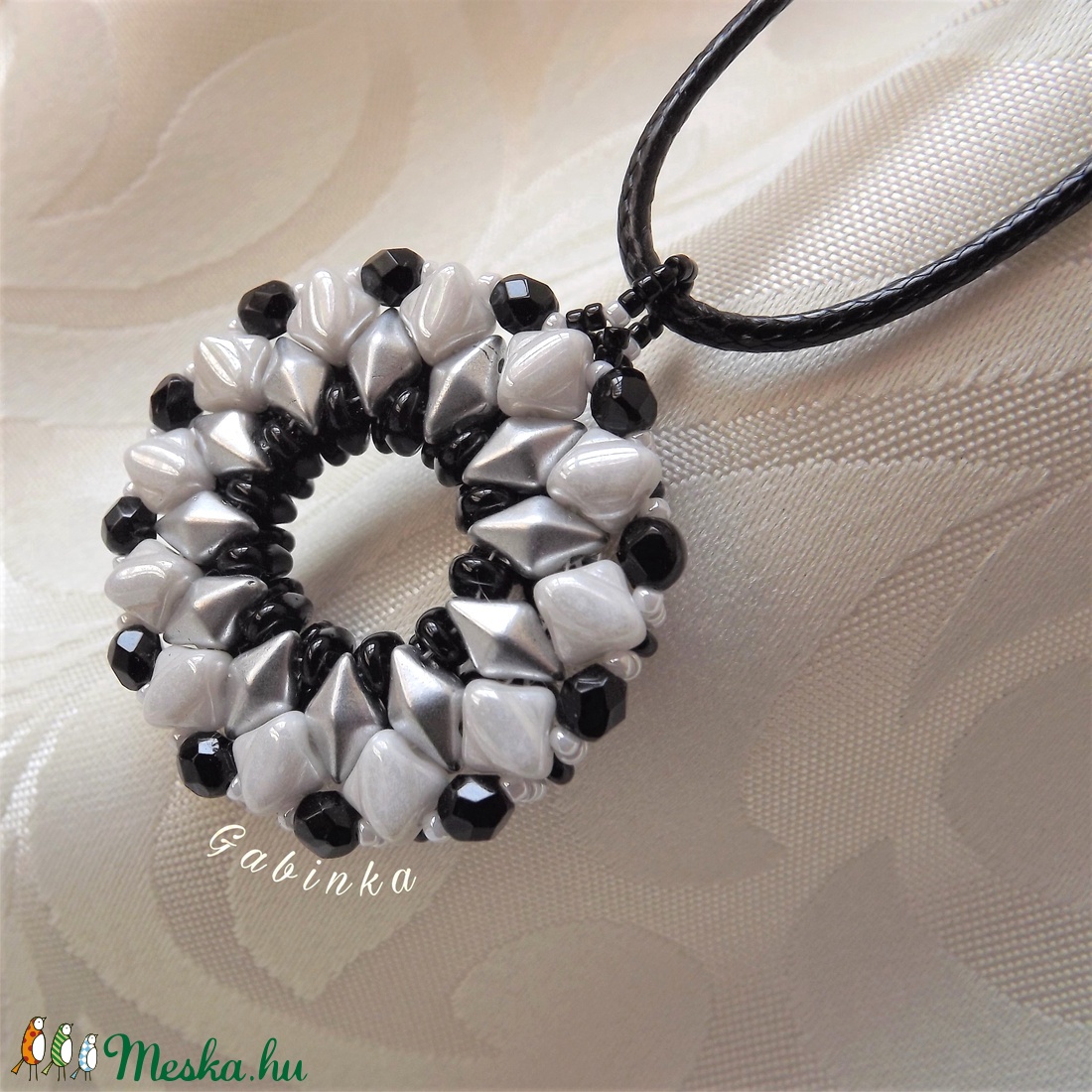 Feketén-fehéren nyaklánc - ékszer - nyaklánc - medálos nyaklánc - Meska.hu