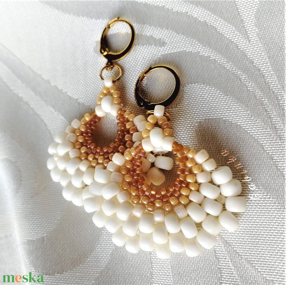 Bézs fülbevaló - ékszer - fülbevaló - lógó fülbevaló - Meska.hu