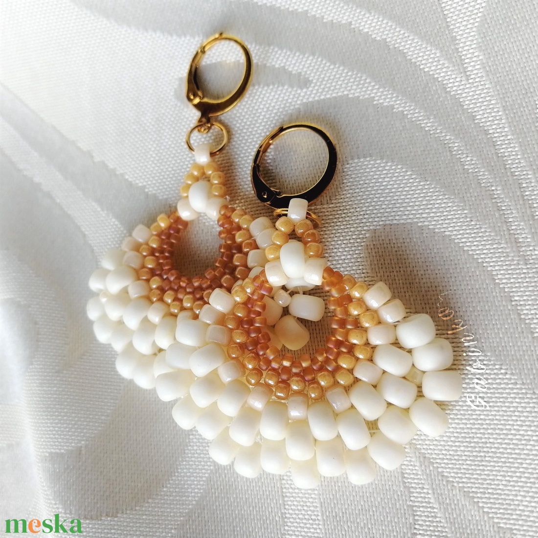 Bézs fülbevaló - ékszer - fülbevaló - lógó fülbevaló - Meska.hu