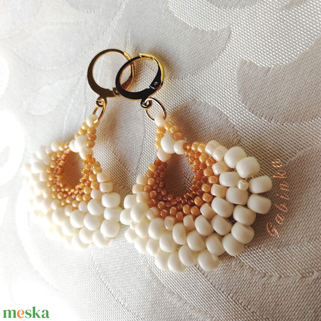 Bézs fülbevaló - ékszer - fülbevaló - lógó fülbevaló - Meska.hu