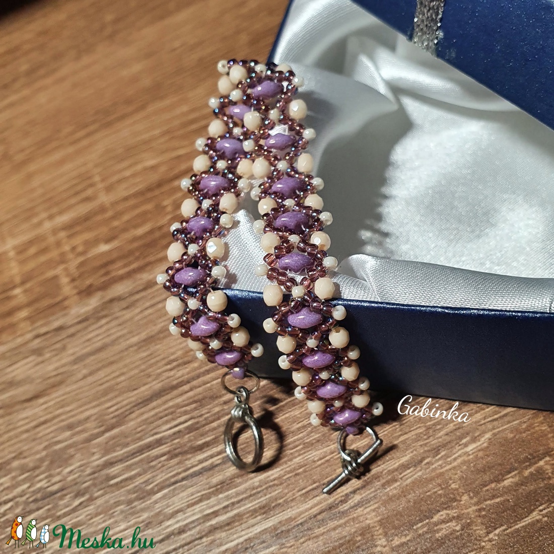 Lila - bézs karkötő - ékszer - karkötő - gyöngyös karkötő - Meska.hu