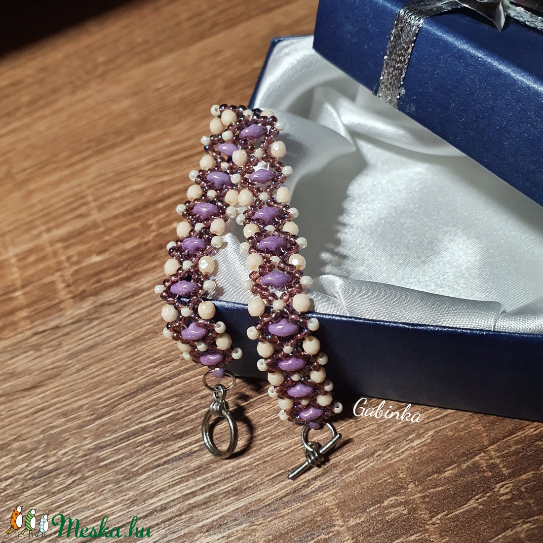 Lila - bézs karkötő - ékszer - karkötő - gyöngyös karkötő - Meska.hu
