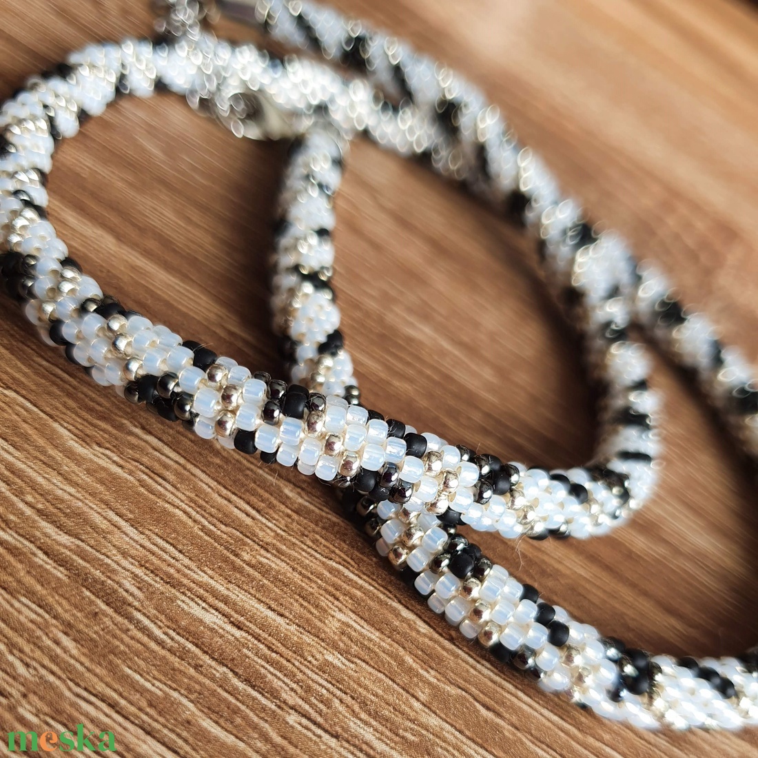 Fekete-fehér gyöngyhorgolt nyaklánc - ékszer - nyaklánc - medál nélküli nyaklánc - Meska.hu