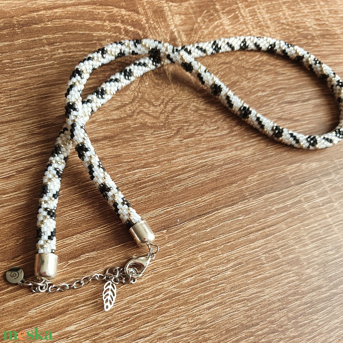 Fekete-fehér gyöngyhorgolt nyaklánc - ékszer - nyaklánc - medál nélküli nyaklánc - Meska.hu